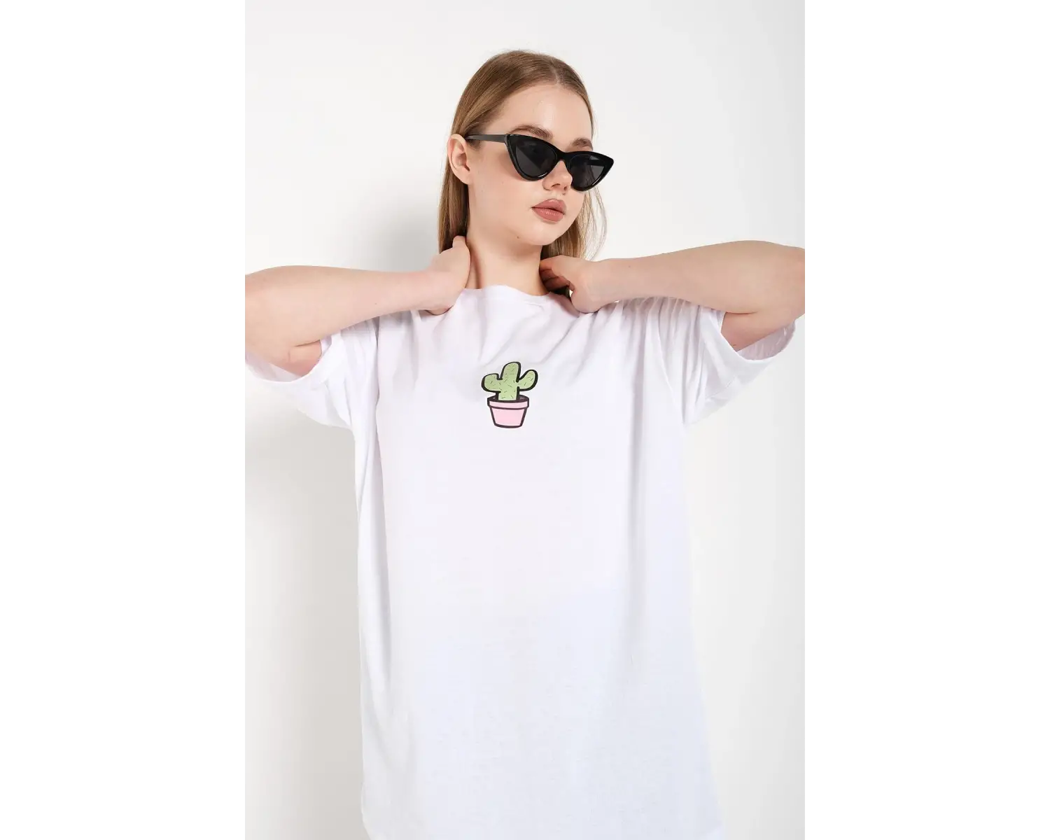 Kadın Beyaz Cactus Logo Baskılı Oversize T-shirt