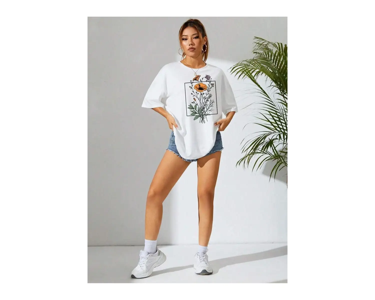 Kadın Beyaz Göğüs Çiçek Baskılı Basic Oversize T-Shirt strup000000000007