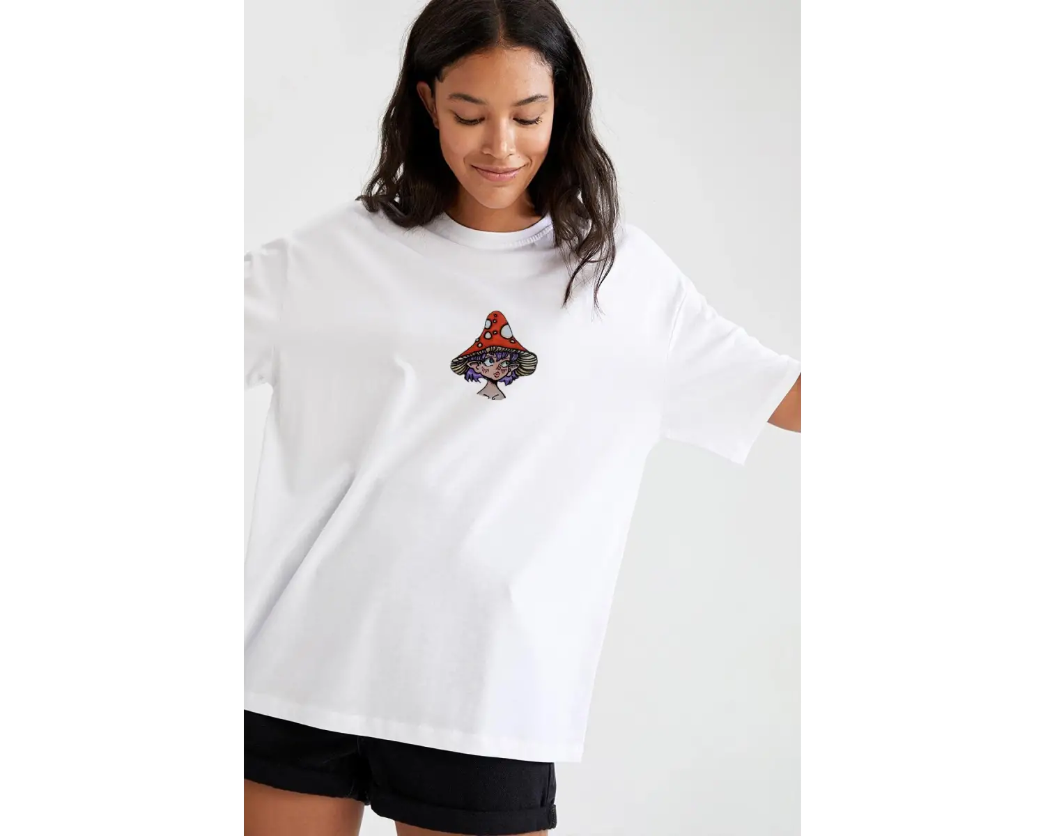 Kadın Beyaz Mantar Şapkalı Kız Baskılı Bisiklet Yaka Oversize Pamuklu T-shirt