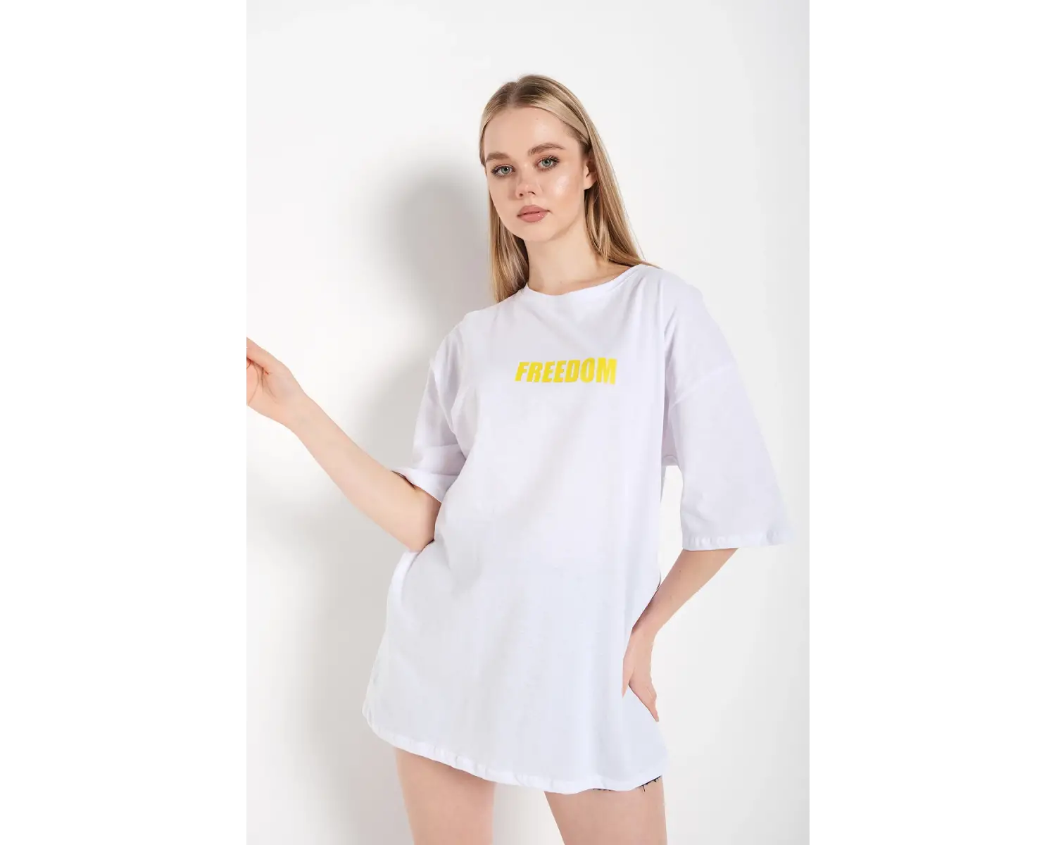 Kadın Beyaz Oversize Freedom Baskılı T-shirt