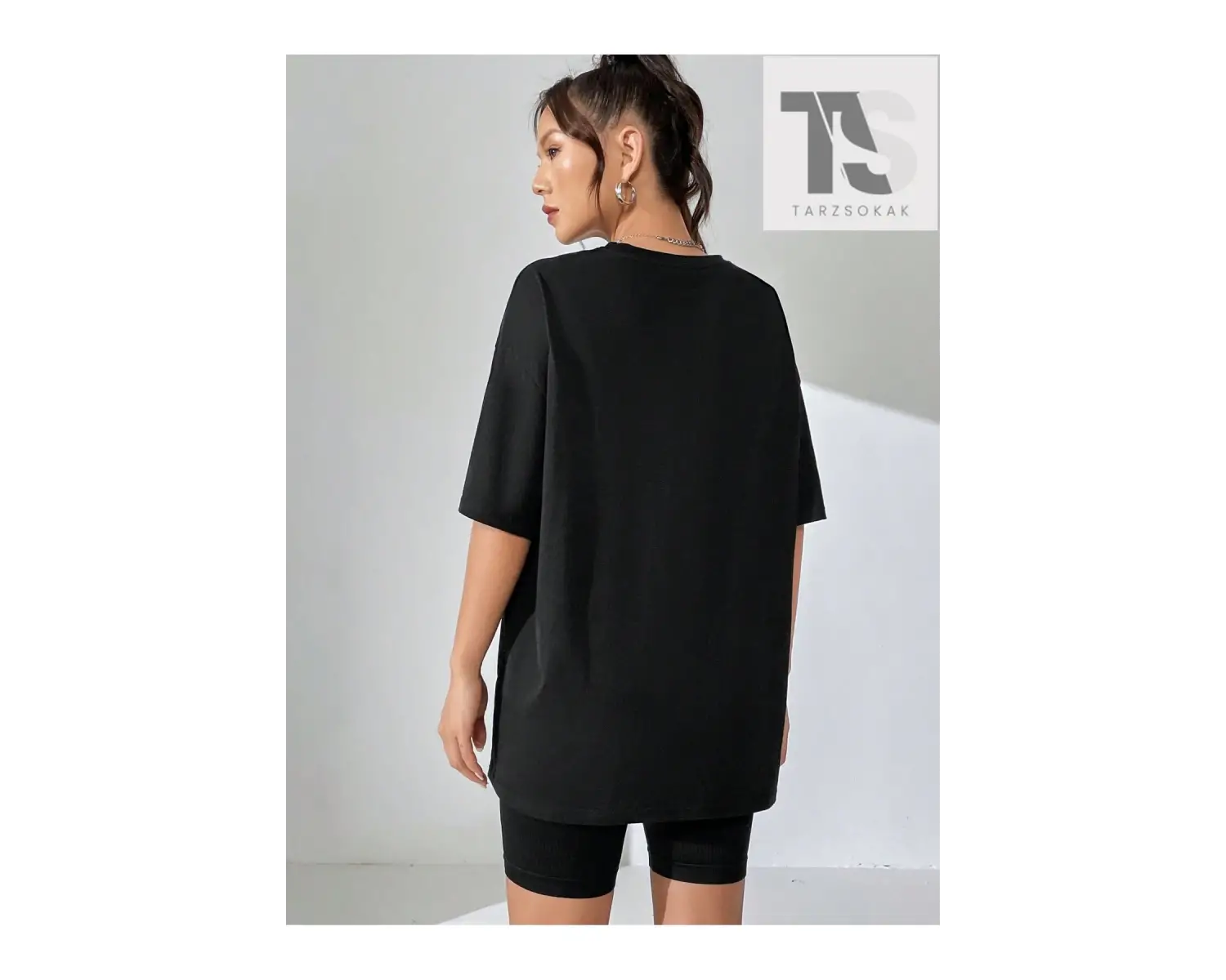 Kadın Oversize Düşük Omuzlu Yuvarlak Yaka Koyu Ayı ve Harf Baskılı Tişört