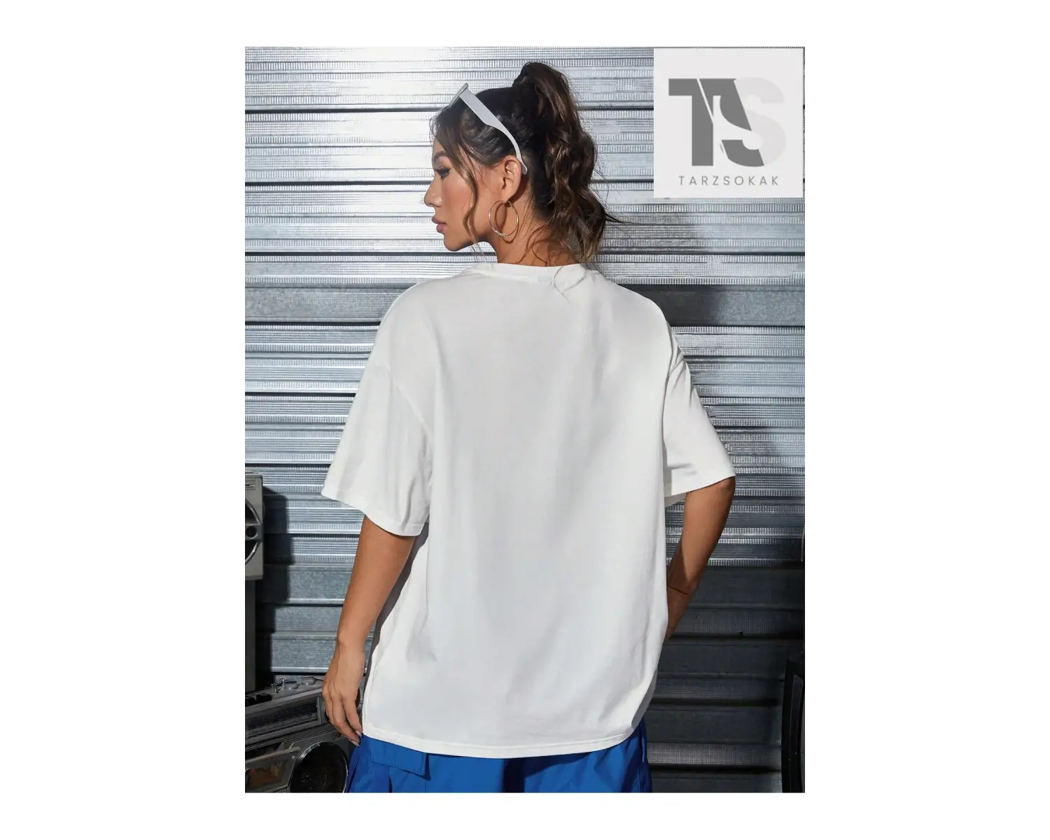 Kadın Oversize Düşük Omuzlu Yuvarlak Yaka Koyu Ayı ve Harf Baskılı Tişört