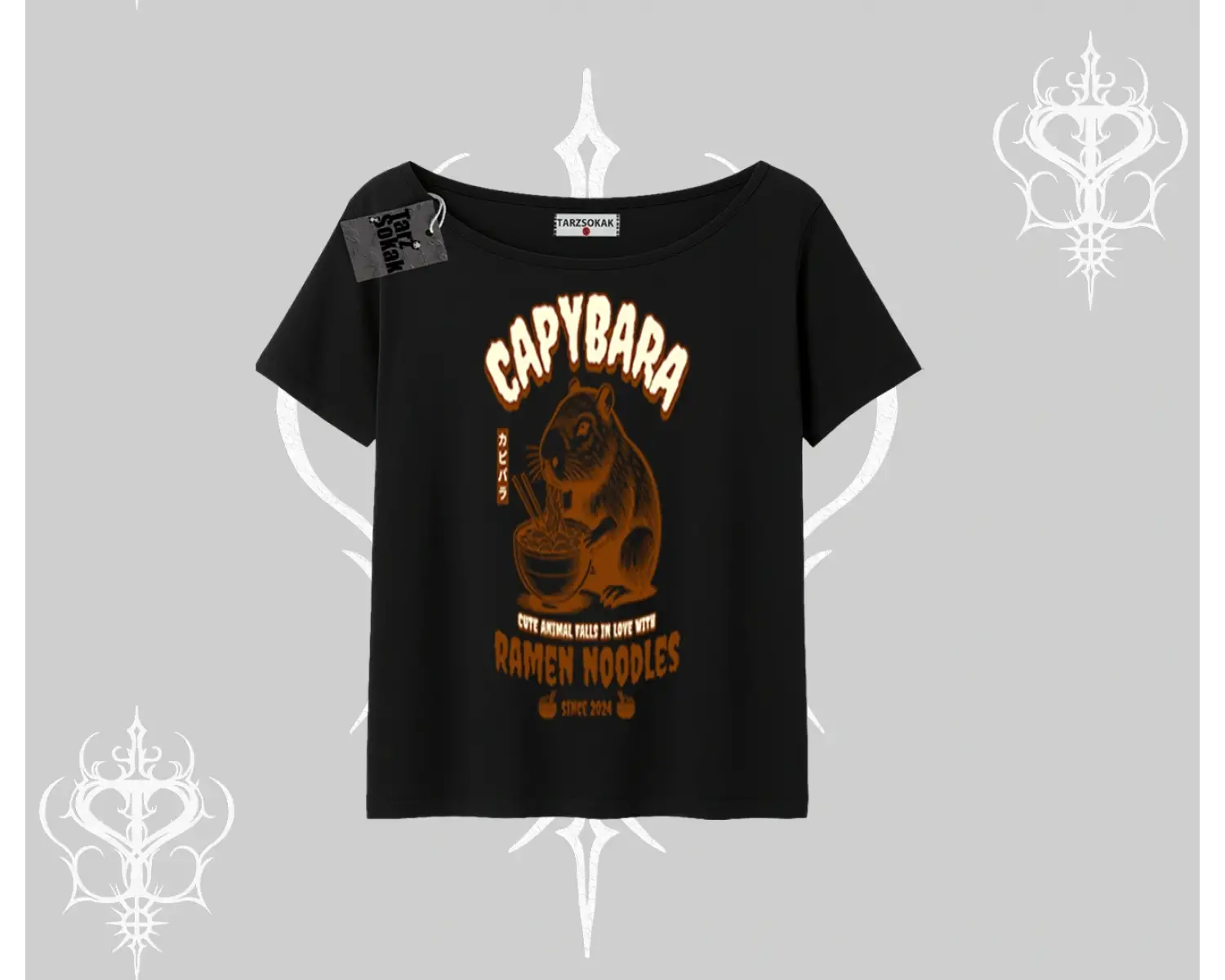 Kayık Yaka Tshirt Cute Capybara Enjoying Ramen Noodles Artwork