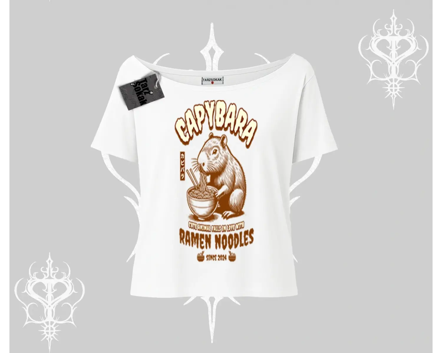 Kayık Yaka Tshirt Cute Capybara Enjoying Ramen Noodles Artwork