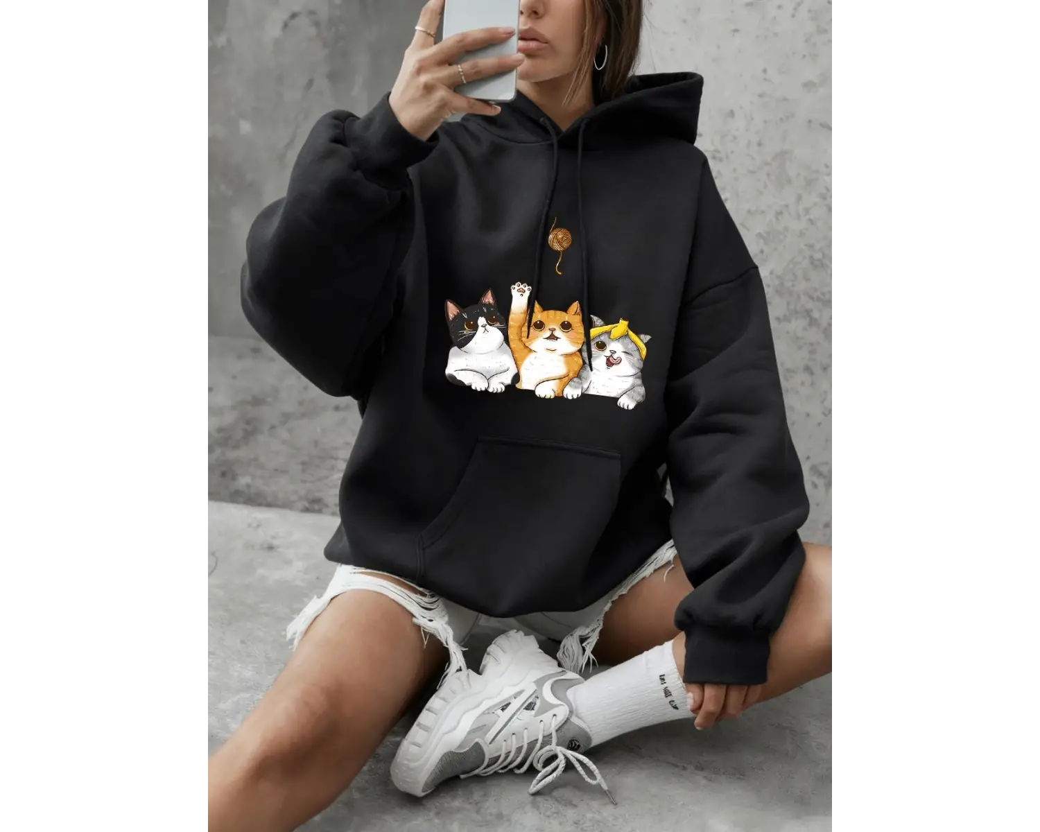 Kediler Kürk Topları Yakalıyor Baskılı Kapüşonlu Üstler Kadın Temel Giysileri O-Yaka Tişörtü
