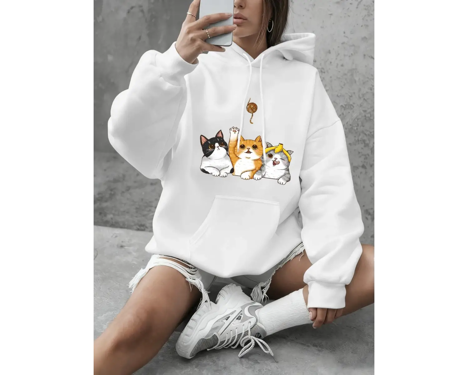 Kediler Kürk Topları Yakalıyor Baskılı Kapüşonlu Üstler Kadın Temel Giysileri O-Yaka Tişörtü