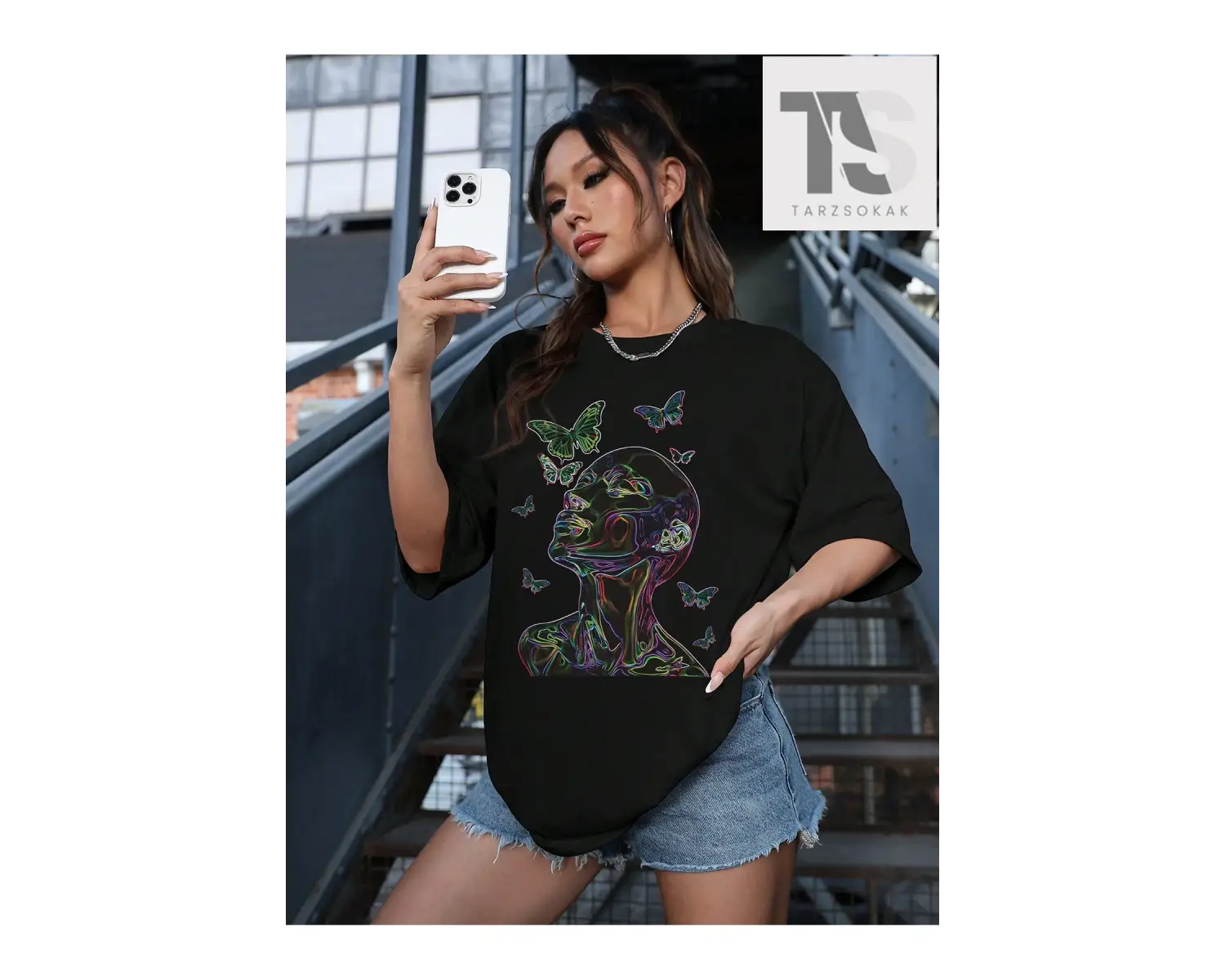 Kelebek ve Figürlü Baskılı Kadın Tişört