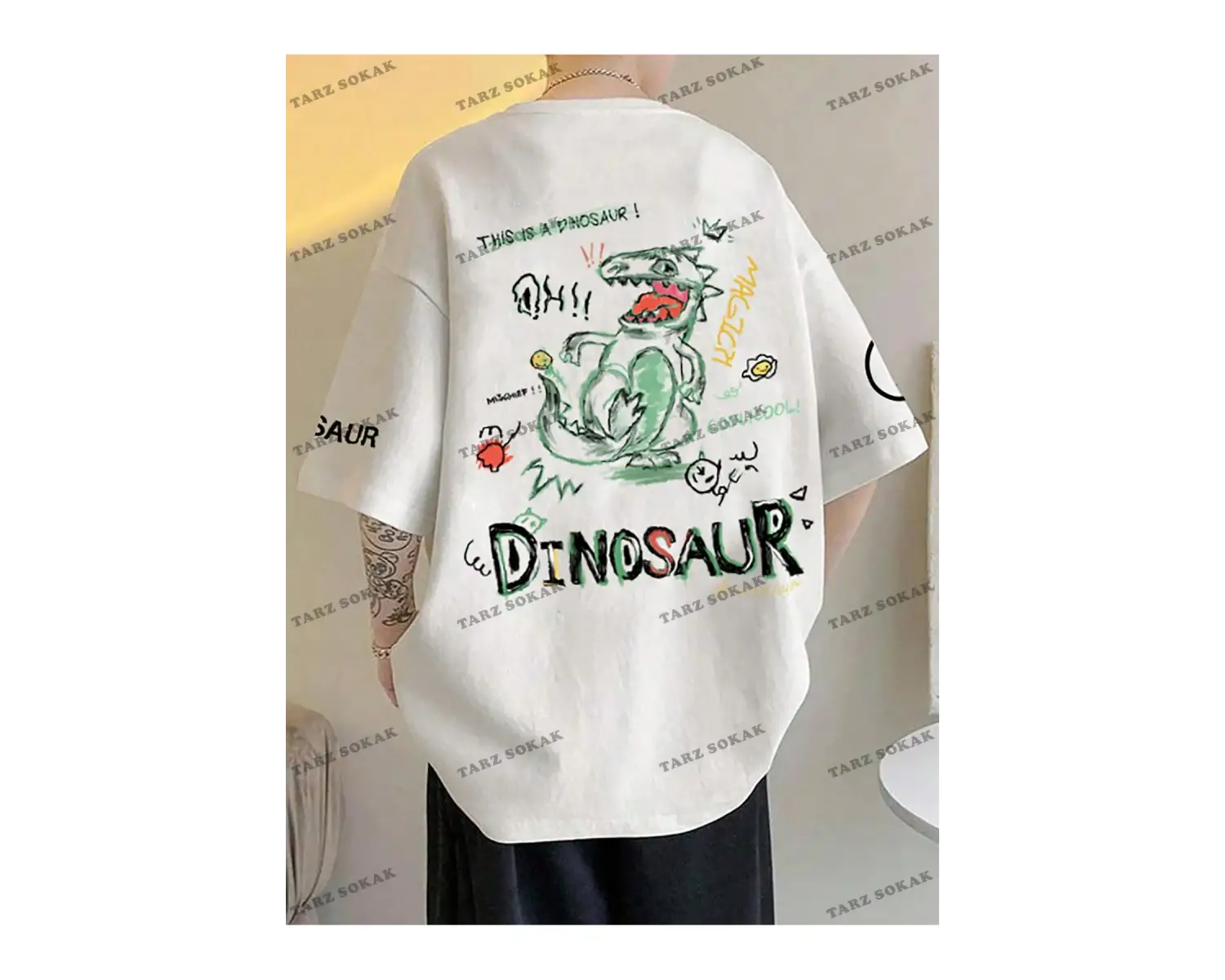 KOD Trend Loose Fit Karikatür ve Mektup Baskılı Damla Omuz Erkek Tişörtü