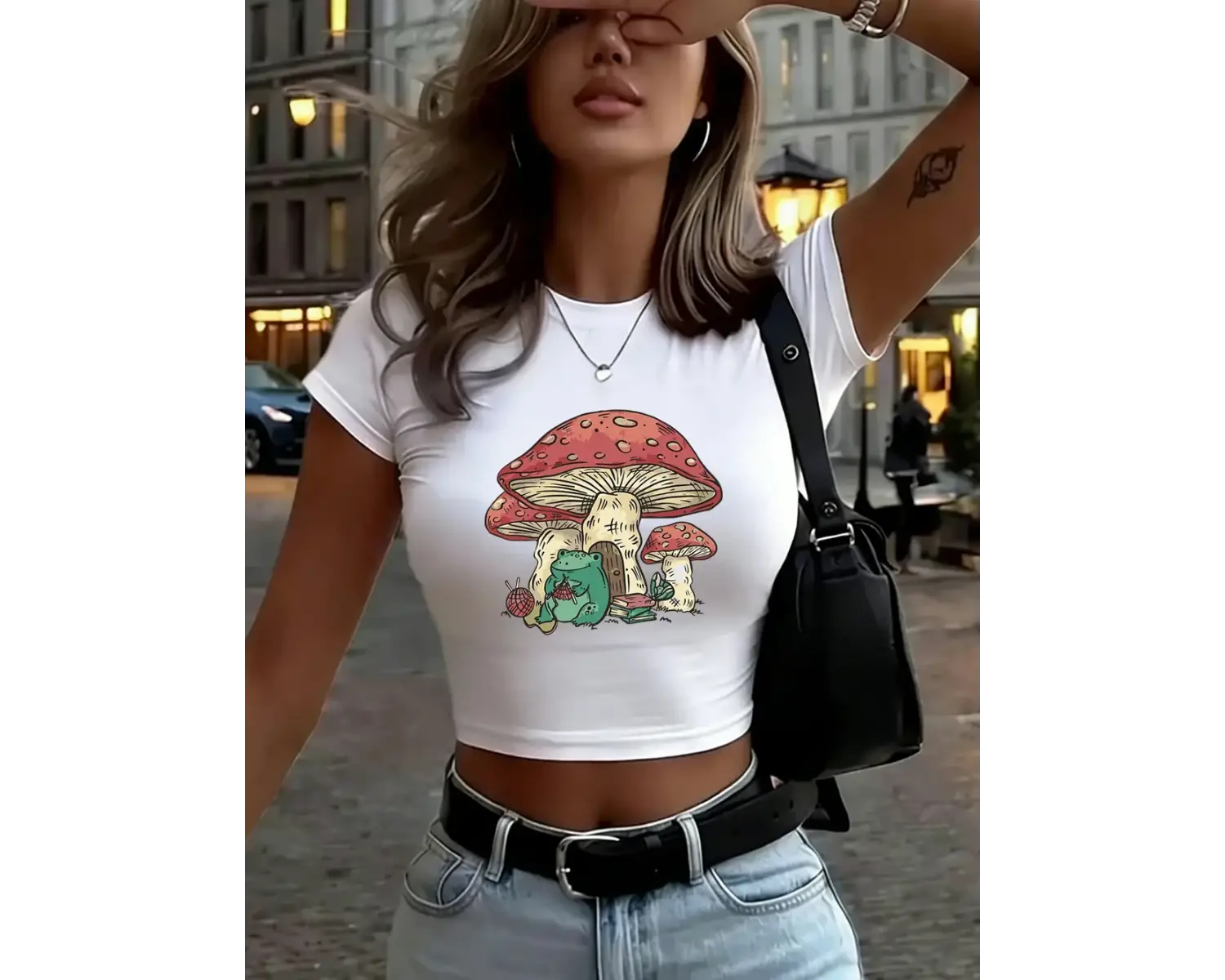 Kurbağa Mantar Altında Baskılı Kadın Babby Tee Yazlık Yuvarlak Yaka Dar Kesim Tişört Yüksek Es