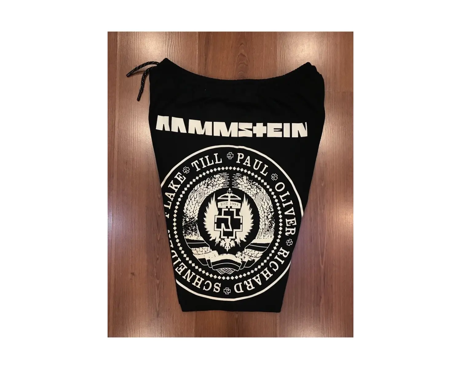 Mavi Etiket Rammstein Est 1994 Baskılı Siyah Şort ADR-SRT-256