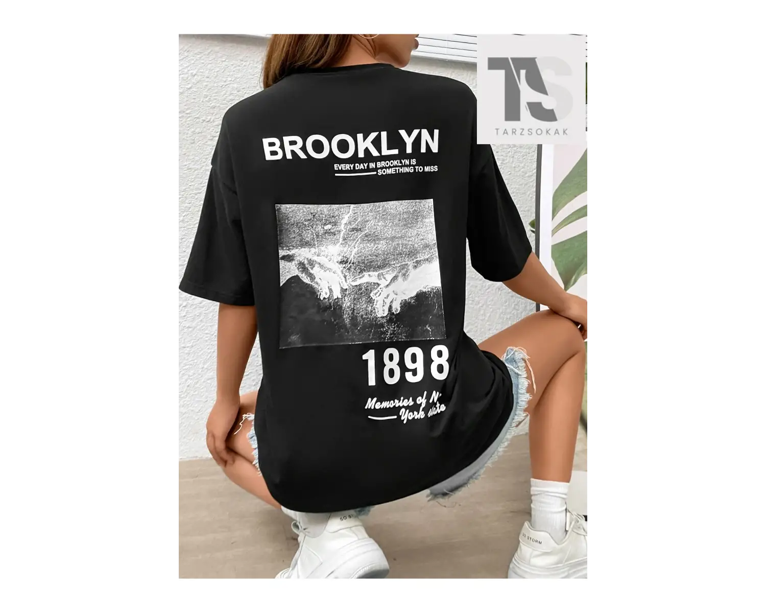 Şekil ve Slogan Grafikli Düşük Omuzlu Tişört