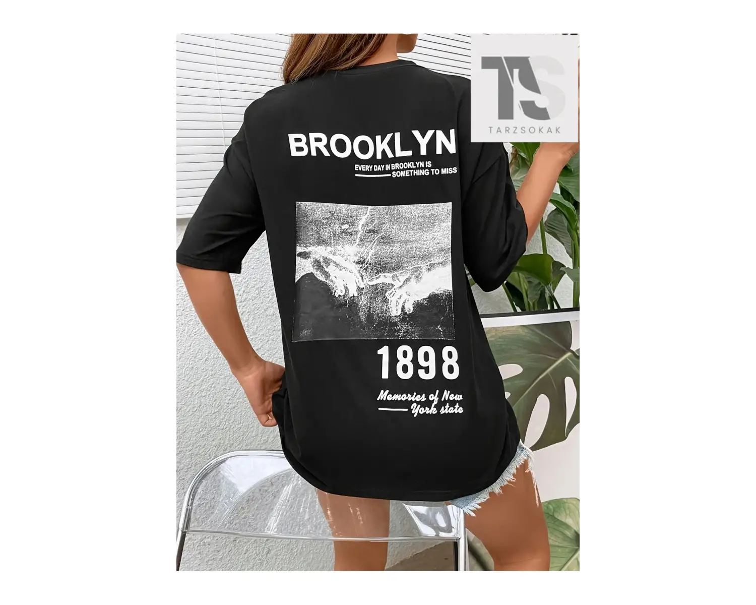 Şekil ve Slogan Grafikli Düşük Omuzlu Tişört