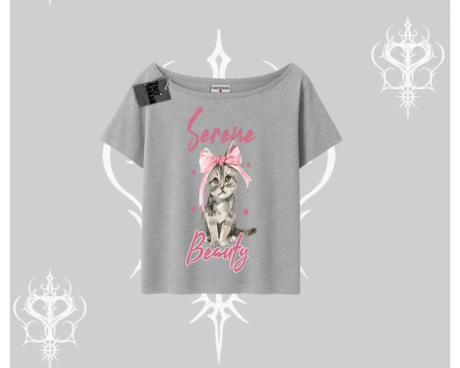 Serene Beauty Kedi Baskılı  Kayık Yaka Tshirt