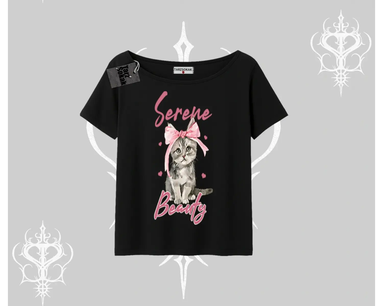 Serene Beauty Kedi Baskılı  Kayık Yaka Tshirt