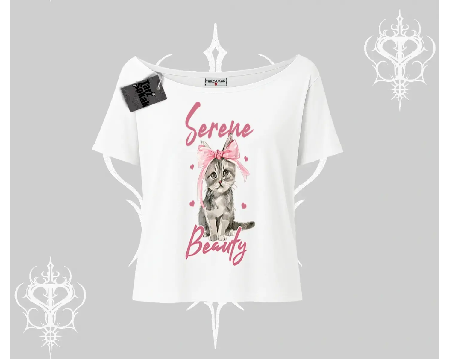 Serene Beauty Kedi Baskılı  Kayık Yaka Tshirt