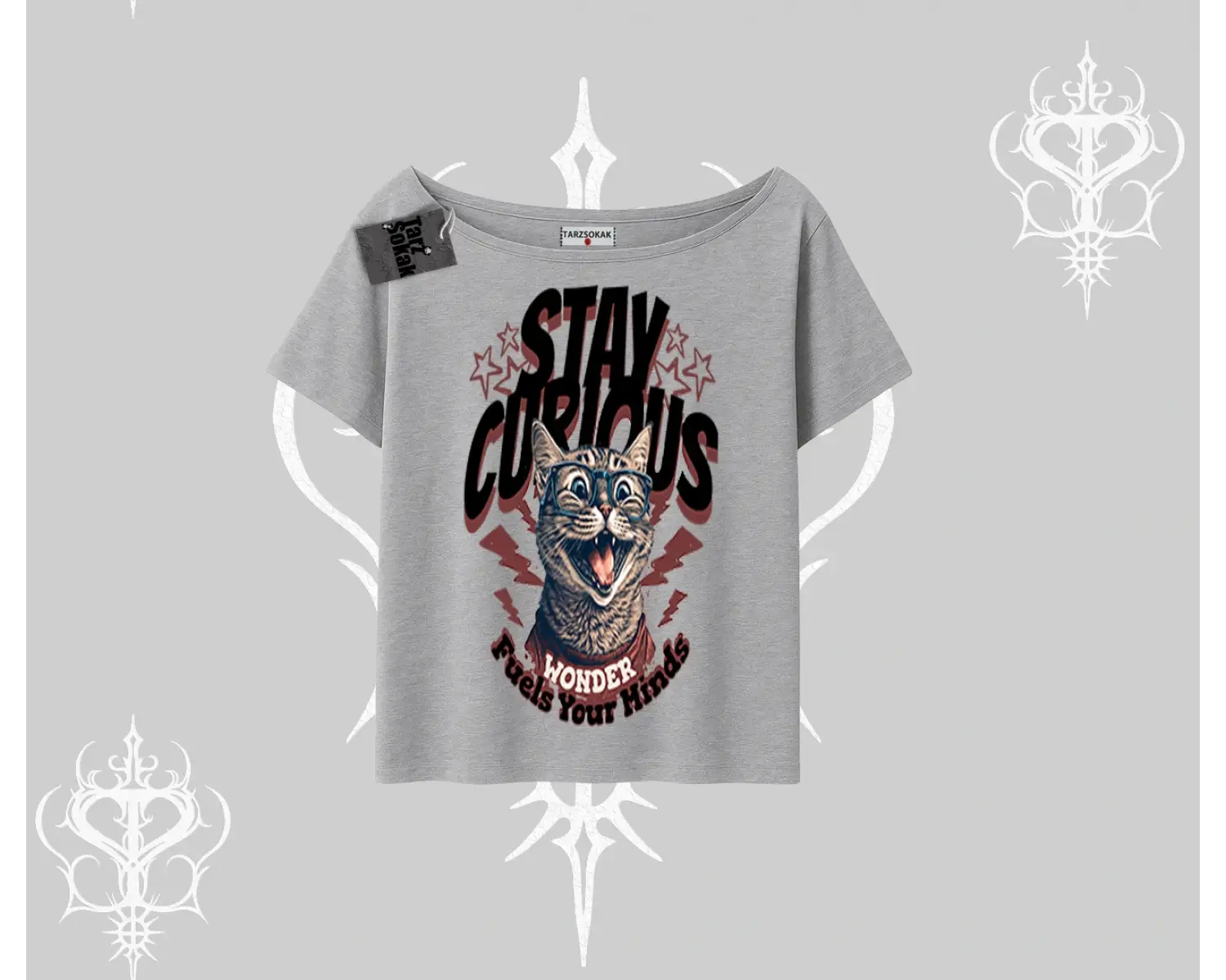 Stay Curious Kedi Baskılı Kayık Yaka Tshirt