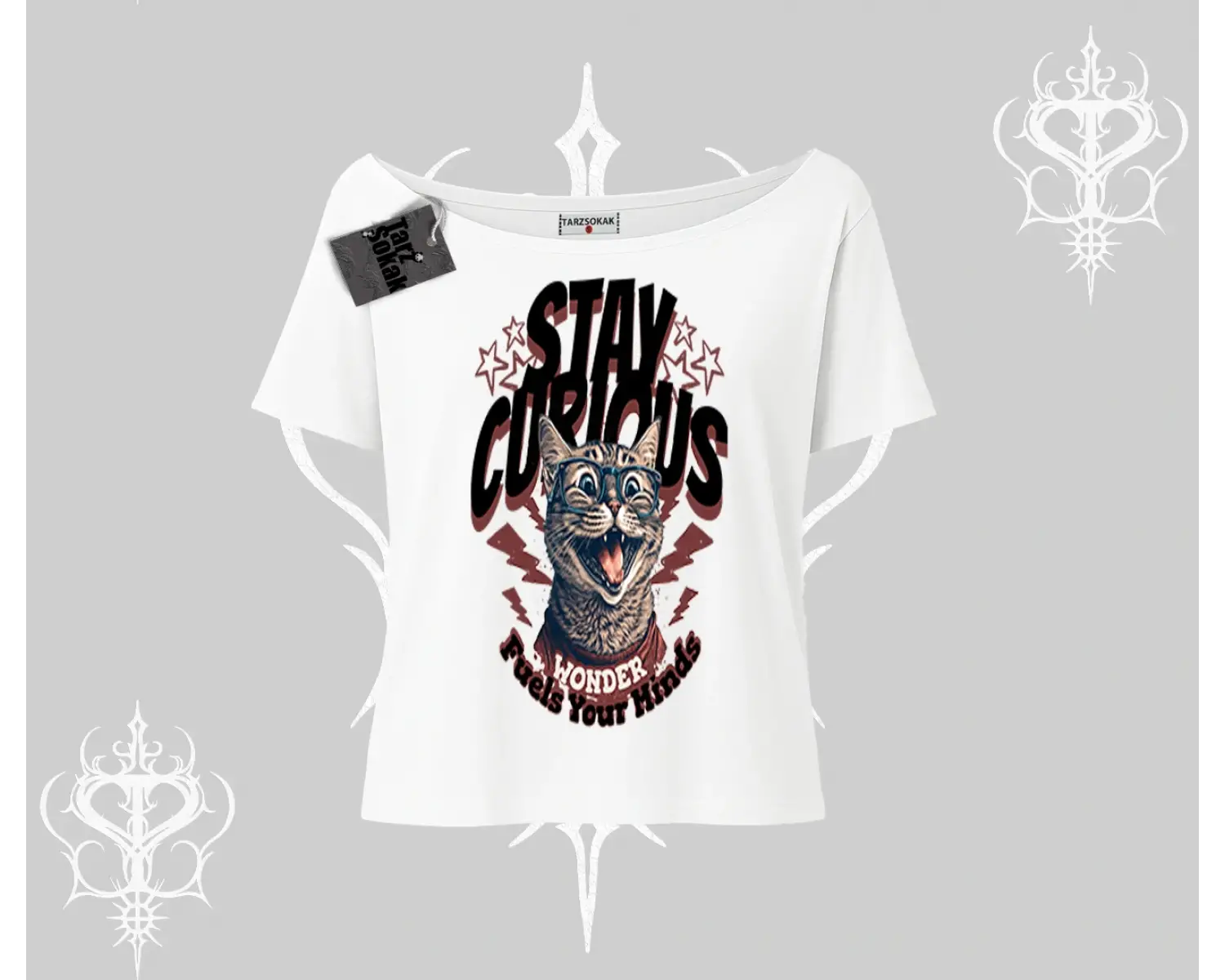 Stay Curious Kedi Baskılı Kayık Yaka Tshirt