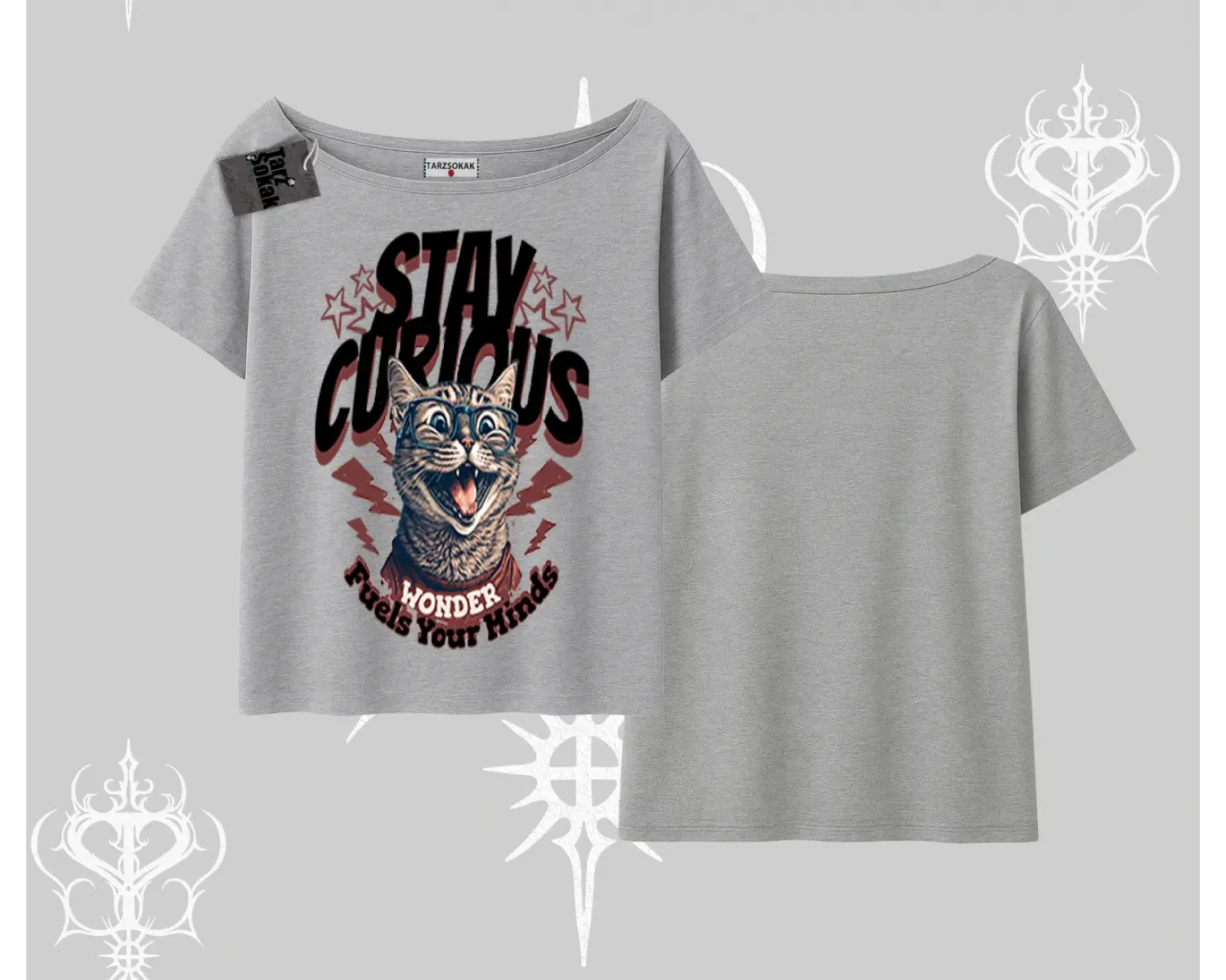 Stay Curious Kedi Baskılı Kayık Yaka Tshirt