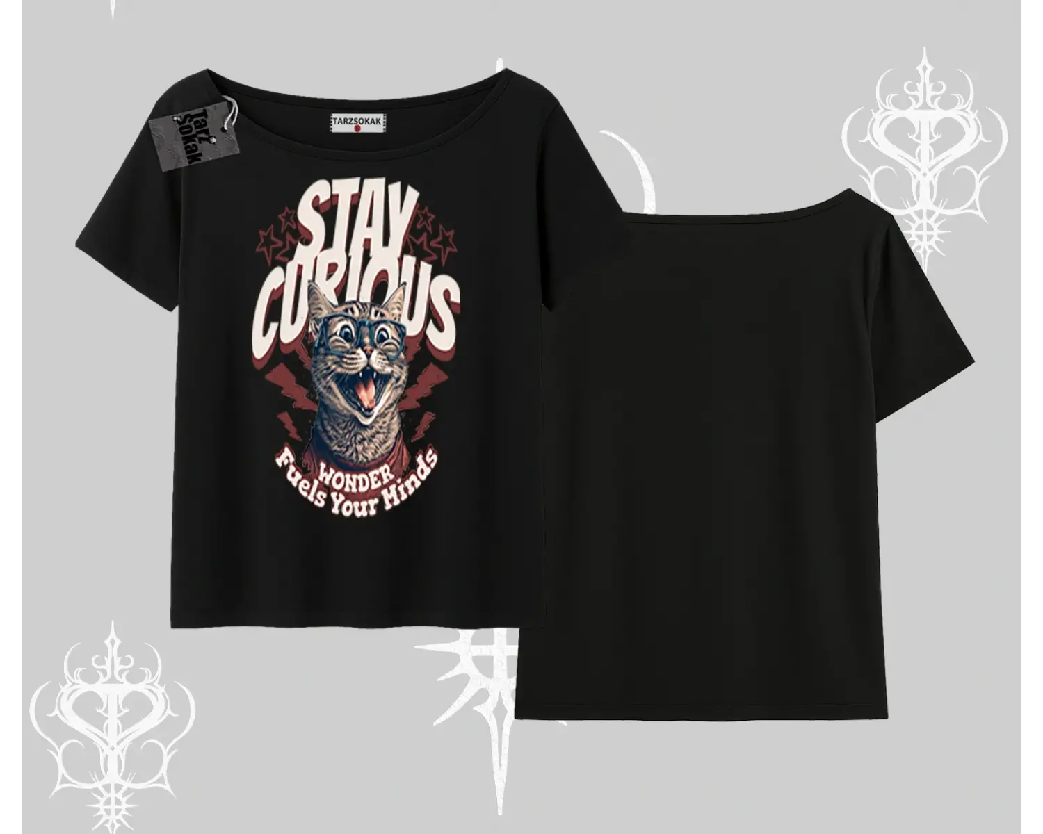 Stay Curious Kedi Baskılı Kayık Yaka Tshirt