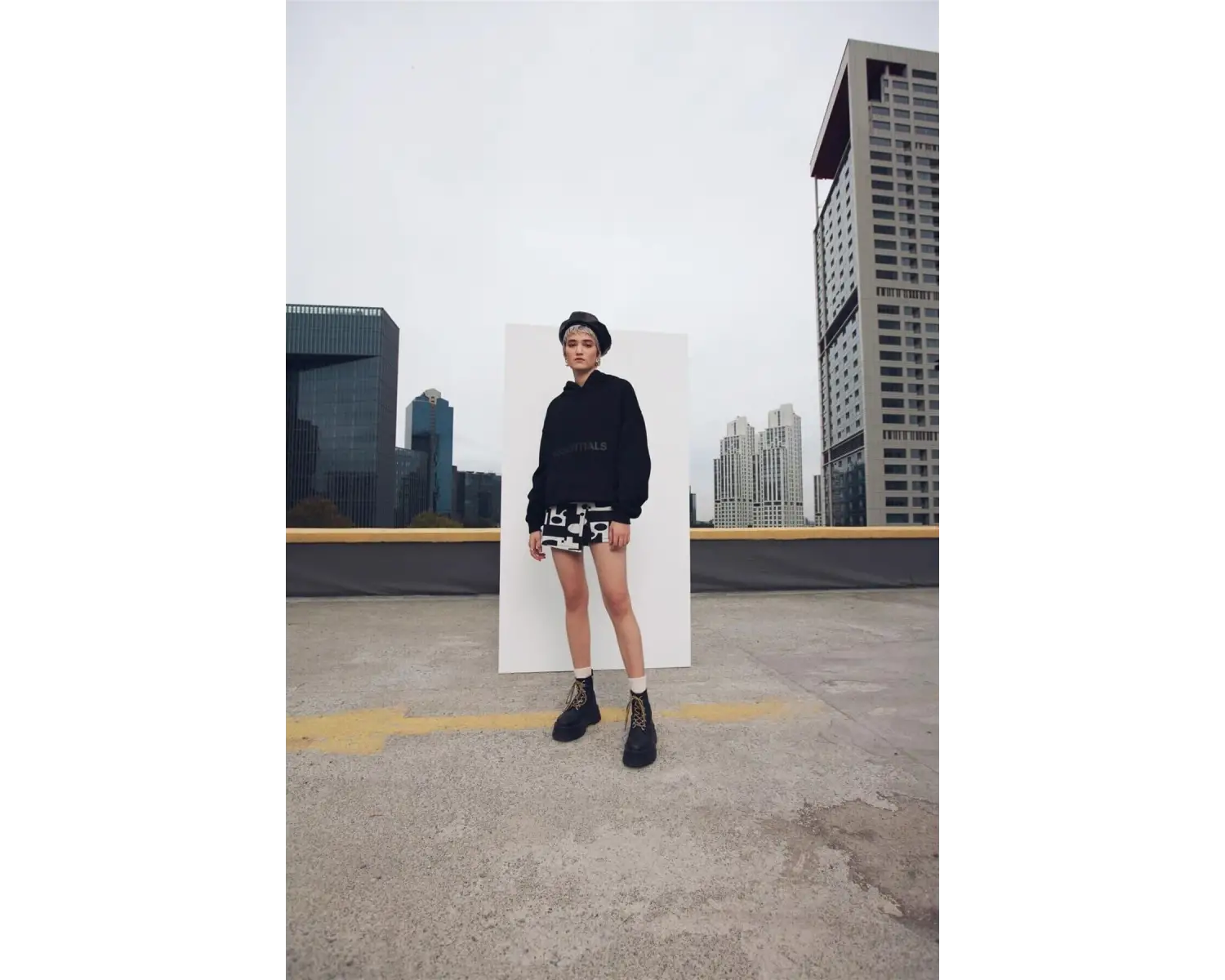 Unisex Beyaz Essentials Sweatshirt Trndz204