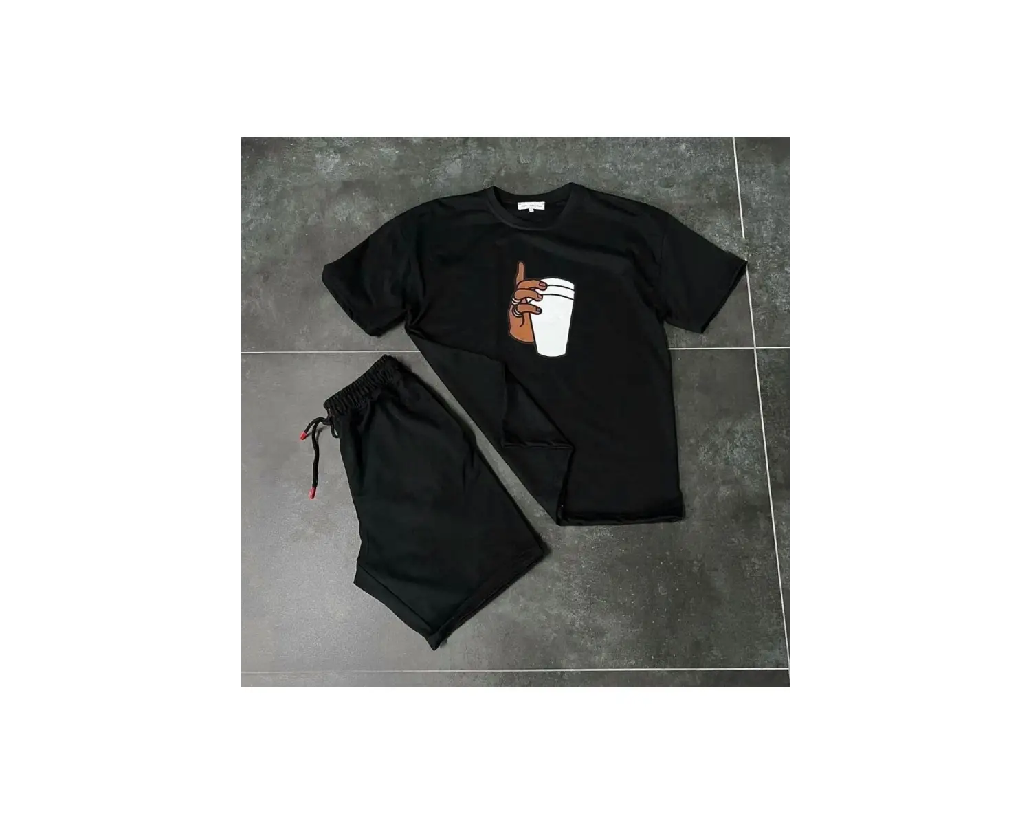 Unisex Paper Cup Baskılı Siyah T-shirt ve Siyah Şort Sporcu Kombin