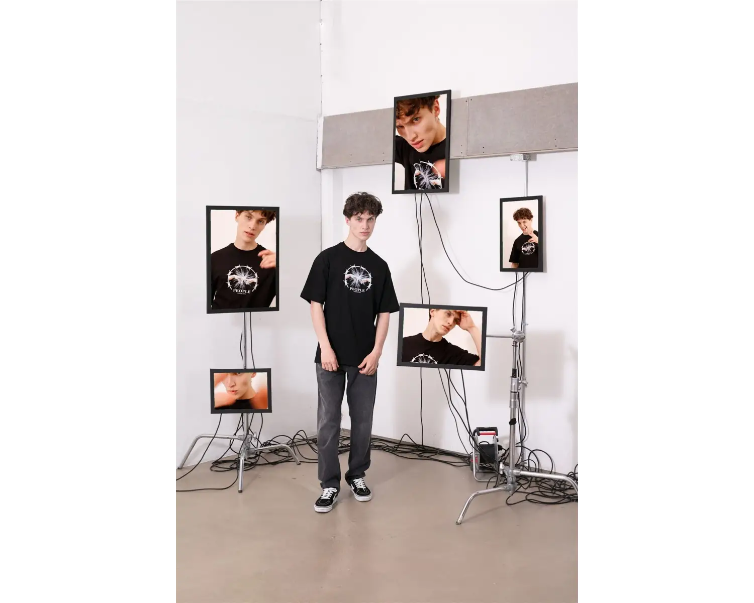 Unisex People Connection Siyah Tshirt