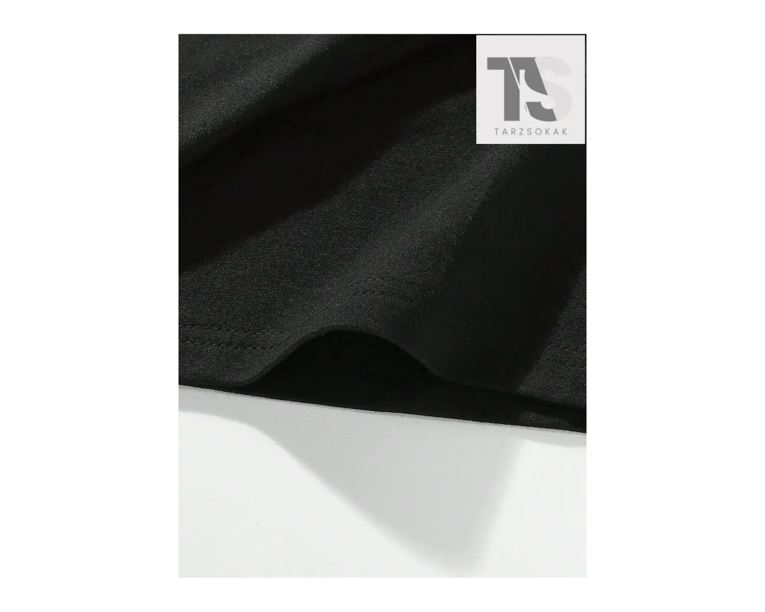 X Attack on Titan Erkek Figürü ve Japon Harfli Grafik Tişört