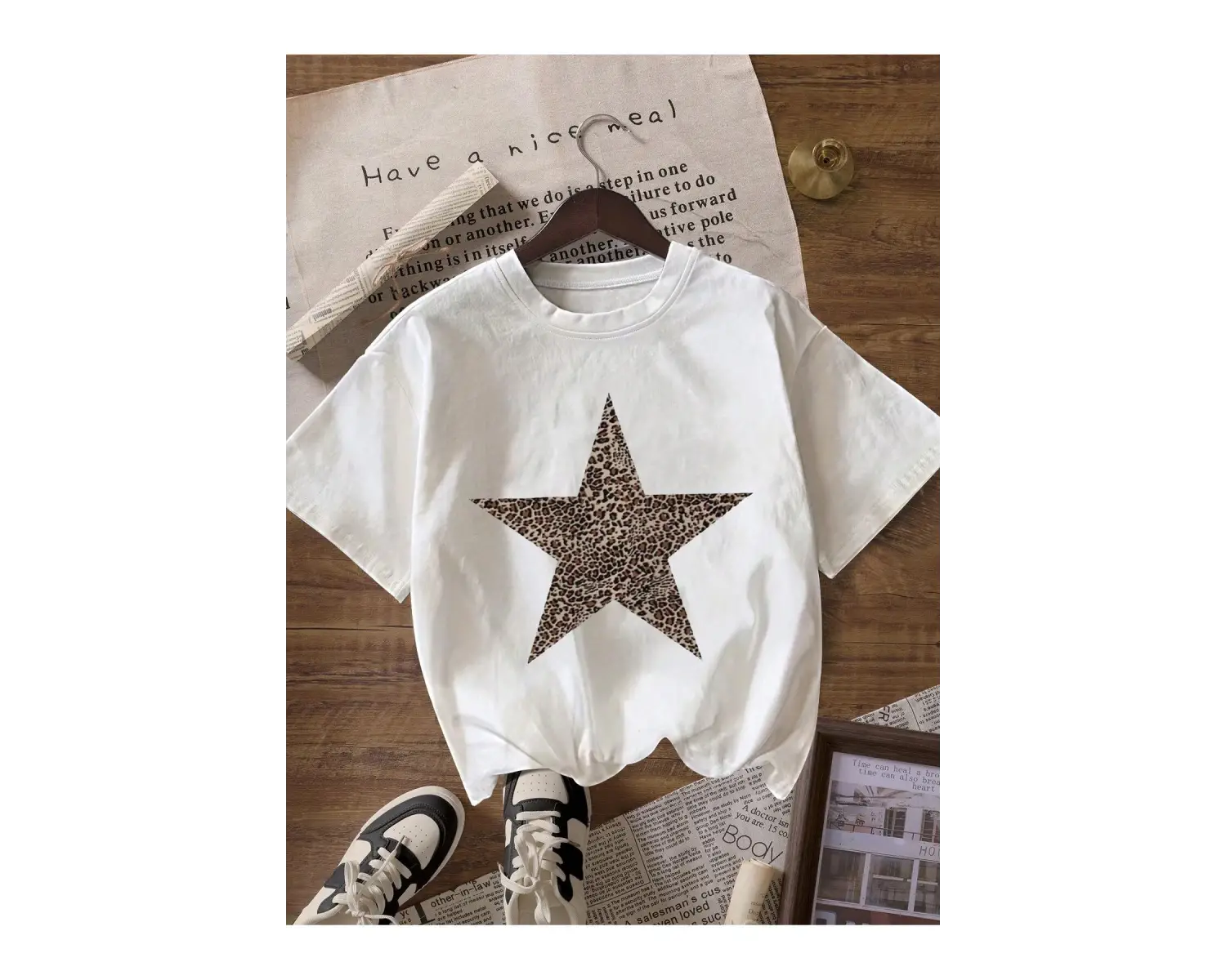 Yıldız Grafikli Yuvarlak Yaka Kısa Kollu Tişört