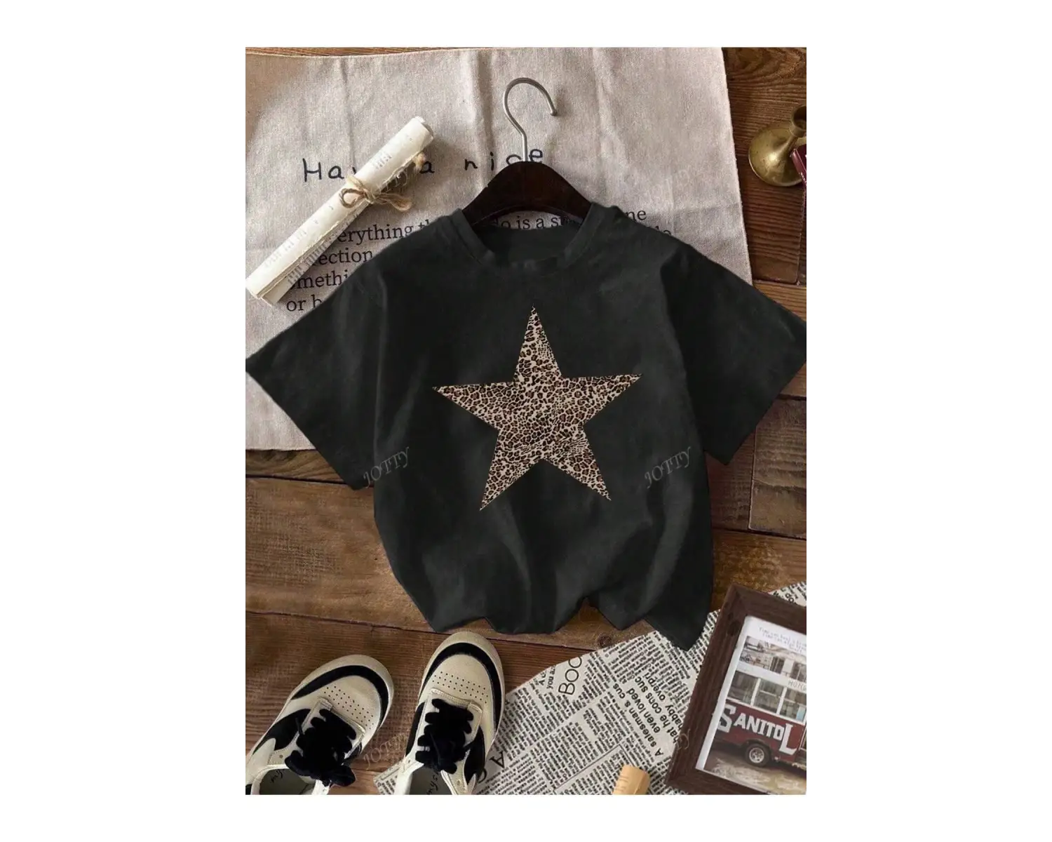 Yıldız Grafikli Yuvarlak Yaka Kısa Kollu Tişört