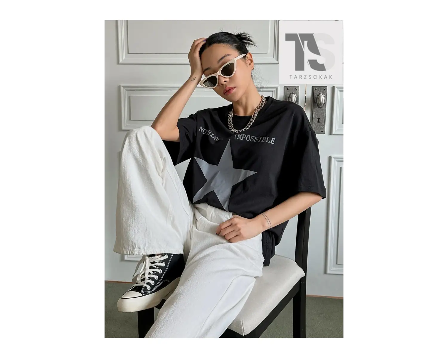 Yıldız & Harf Grafikli Düşük Omuzlu Tişört