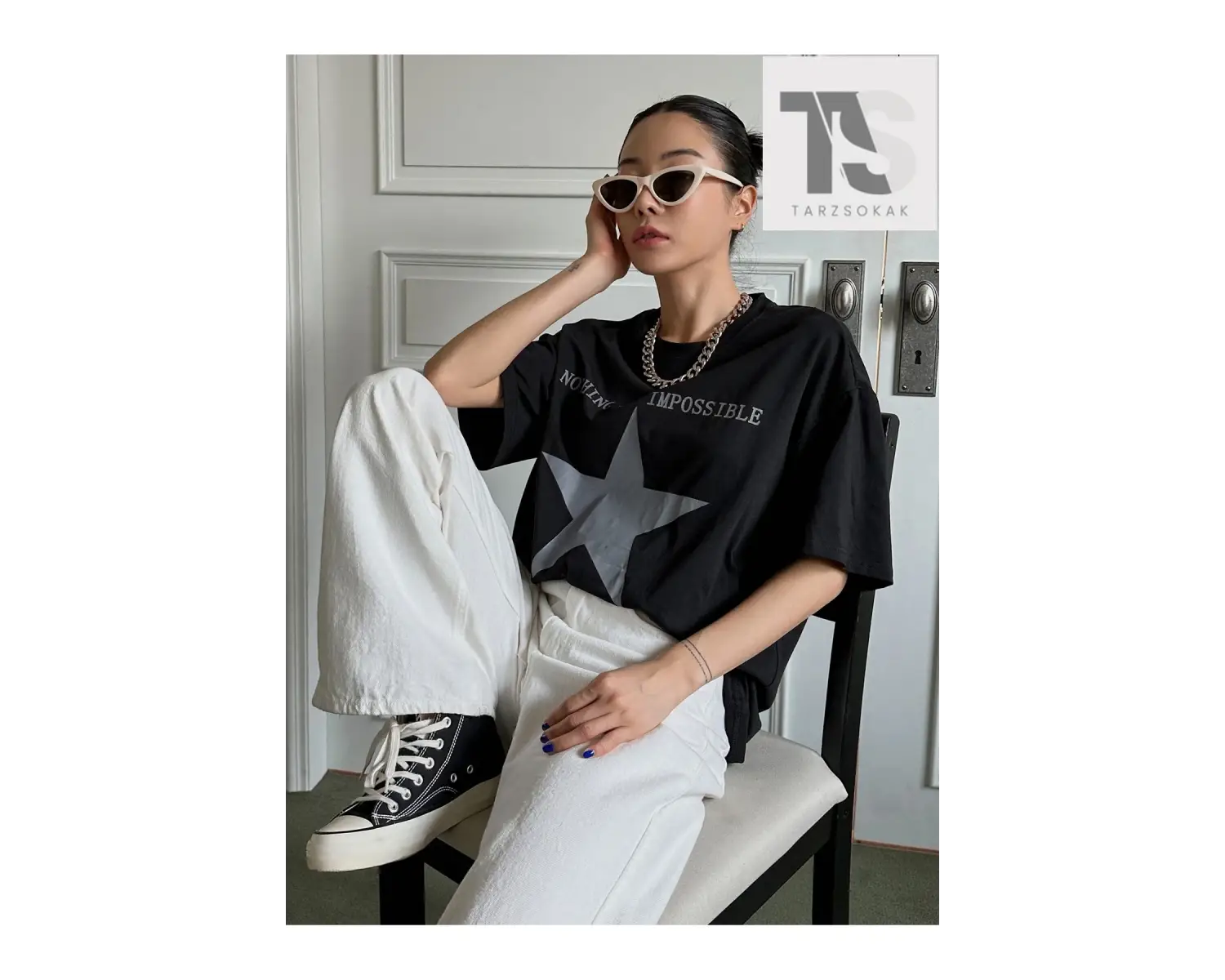 Yıldız & Harf Grafikli Düşük Omuzlu Tişört