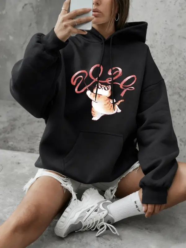 Bir Kedi Kurdele Çalıyor Baskılı Tişörtü Kadın Temel Ürünleri Bisiklet Yaka Kapüşonlu Üstler