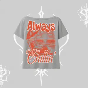 Always Chillin Kedi Arka Baskılı Kayık Yaka Tshirt