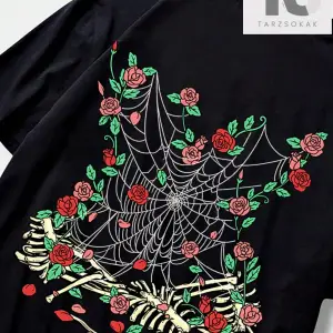 Anime Erkek Figürü ve Japon Harf Grafikli Tişört