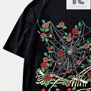 Anime Erkek Figürü ve Japon Harf Grafikli Tişört