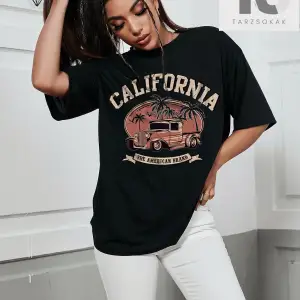 Araba ve Mektup Grafikli Düşük Omuzlu Tişört