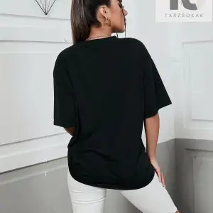 Araba ve Mektup Grafikli Düşük Omuzlu Tişört