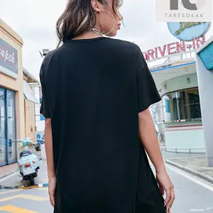 Araba ve Mektup Grafikli Düşük Omuzlu Tişört