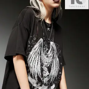 Araba ve Mektup Grafikli Düşük Omuzlu Tişört