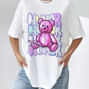 Ayı ve Mektup Baskılı ve Düşük Omuz Tasarımlı Bol Kesim Kadın Tişört