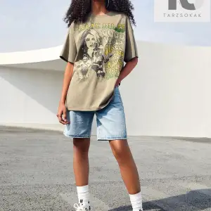 Ayı ve Mektup Grafikli Düşük Omuz Oversize Tişört