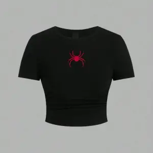 Basit Kırmızı Örümcek Baskı Kırpma Üstleri Yaz Sokak Moda kadın Slim-fit T-Shirt Rahat Yumuşa