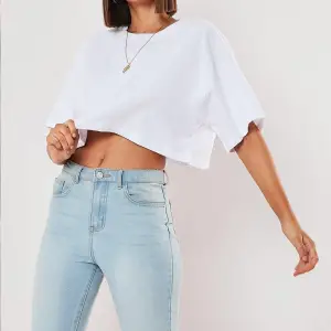 Beyaz %100 Pamuk Bisiklet Yaka Oversize Crop T-shirt