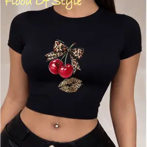 Beyaz Babby Tee kiraz kurdale dudak Özel tasarım