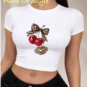 Beyaz Babby Tee kiraz kurdale dudak Özel tasarım