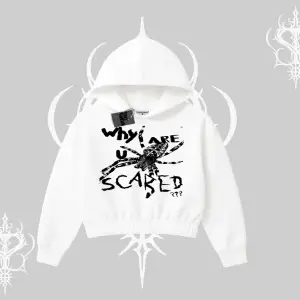 Beyaz Crop Kapşonlu Sweatshirt Why are u Scared