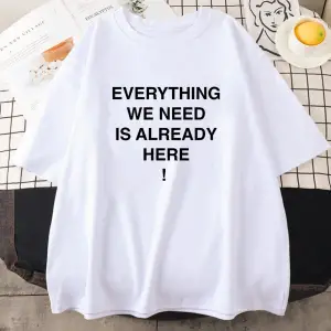 Beyaz İhtiyacımız olan her şey zaten burada Porter Robinson Tees yaz tişö