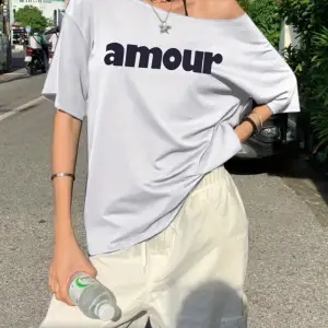 Beyaz Kadın Düşük Omuz Kayık Yaka Amour Baskılı