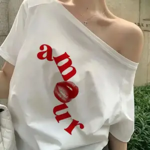 Beyaz Kadın Düşük Omuz Kayık Yaka Amour Baskılı