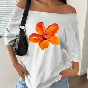 Beyaz Kadın Düşük Omuz Kayık Yaka Baskılı